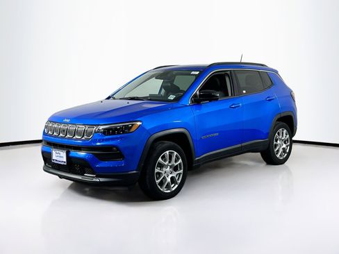 Used 2022 Jeep Compass Latitude w/ Sun and Sound Group AWD/4WD image 1