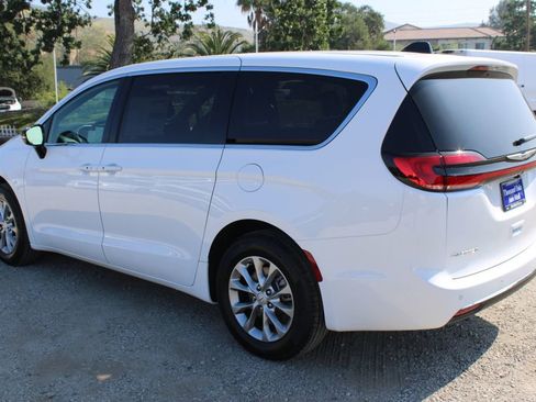 New 2026 Chrysler Pacifica Select image 6