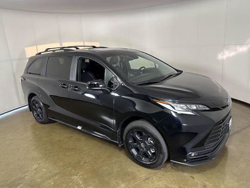Used 2025 Toyota Sienna XLE Woodland Edition AWD/4WD image 8