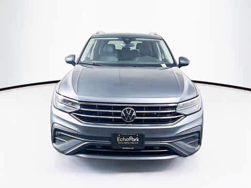 Used 2024 Volkswagen Tiguan SE image 2