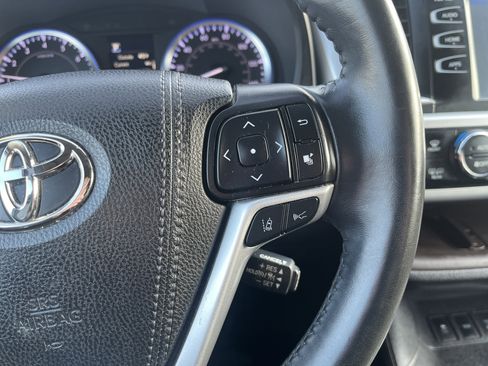 Used 2019 Toyota Highlander XLE image 23