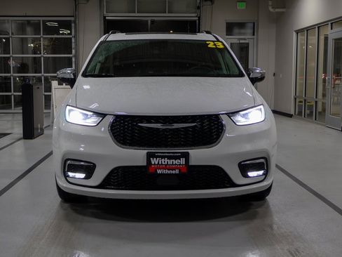 Used 2023 Chrysler Pacifica Limited image 4