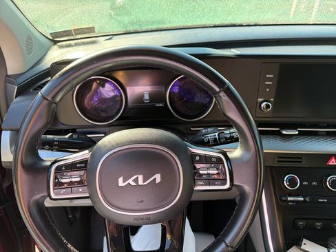 Used 2022 Kia Carnival LX FWD image 17