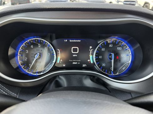 Used 2023 Chrysler Pacifica Touring-L image 29