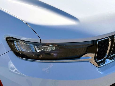 Certified 2023 Jeep Grand Cherokee Limited image 9