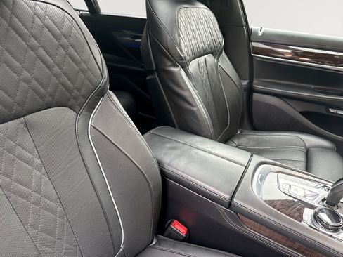 Used 2017 BMW 750i RWD image 24