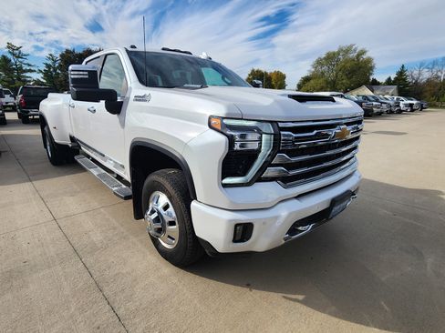 Certified 2024 Chevrolet Silverado 3500 High Country w/ Technology Package image 3