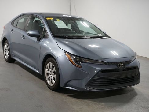 Used 2023 Toyota Corolla LE FWD image 3