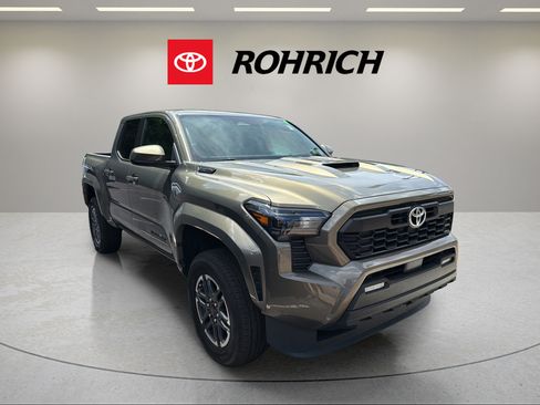 Used 2024 Toyota Tacoma TRD Sport AWD/4WD image 4