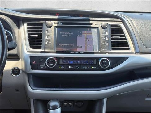 Used 2019 Toyota Highlander XLE FWD image 17