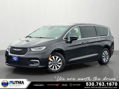 Used 2023 Chrysler Pacifica Touring-L image 1