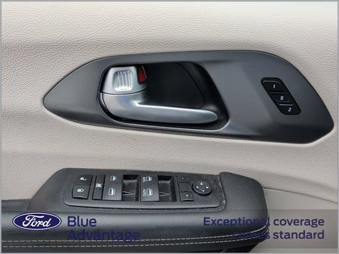 Used 2024 Chrysler Pacifica Touring-L FWD image 11