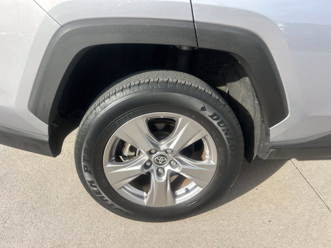 Used 2022 Toyota RAV4 XLE w/ Convenience Package FWD image 2