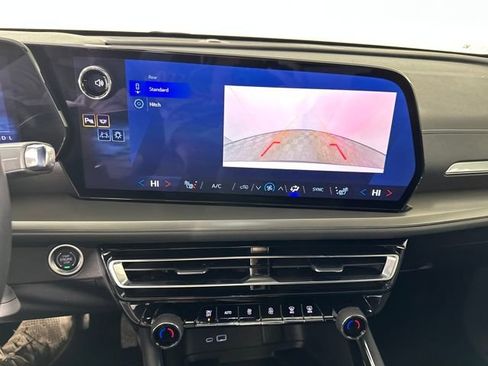 Used 2025 Chevrolet Traverse LT image 22