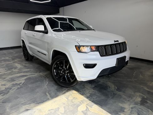 Used 2017 Jeep Grand Cherokee Altitude AWD/4WD image 5