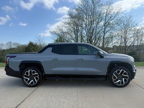 Used 2025 Chevrolet Silverado EV RST AWD/4WD image 2
