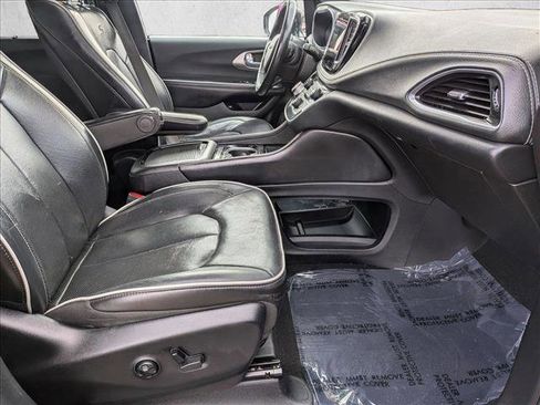 Used 2021 Chrysler Pacifica Limited w/ Uconnect Theater Family Group image 25