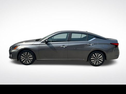 Used 2024 Nissan Altima 2.5 SV FWD image 14