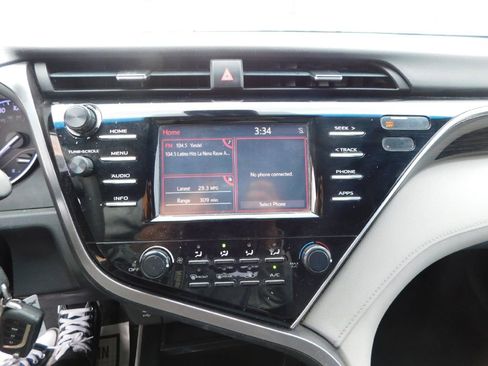 Used 2018 Toyota Camry LE image 26