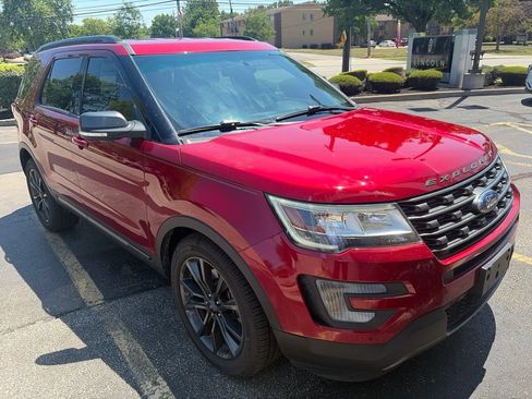 Used 2017 Ford Explorer XLT w/ Equipment Group 202A FWD image 4