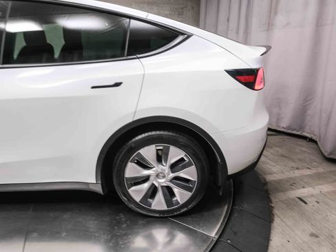 Used 2022 Tesla Model Y Long Range AWD/4WD image 8