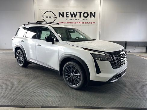 New 2026 Nissan Pathfinder SL image 2
