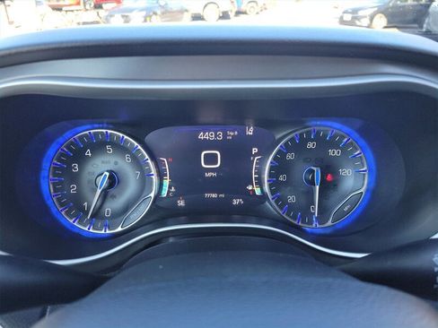 Used 2023 Chrysler Pacifica Touring-L image 15