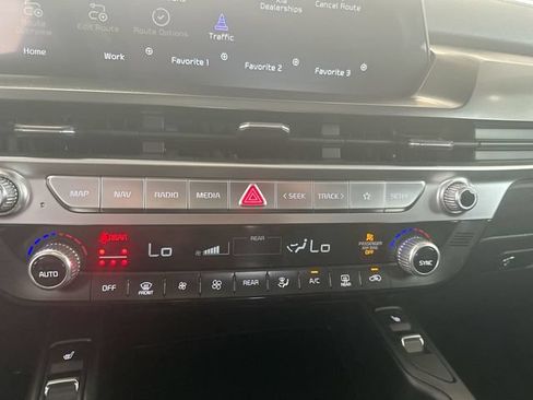 Certified 2024 Kia Telluride S w/ S Sunroof Package AWD/4WD image 19