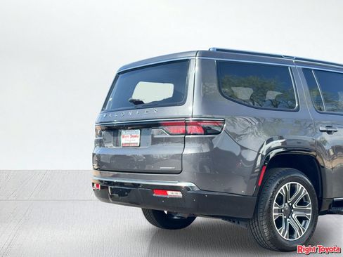Used 2022 Jeep Wagoneer Series III AWD/4WD image 11
