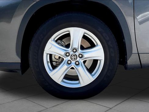 Used 2023 Toyota Highlander LE FWD image 11
