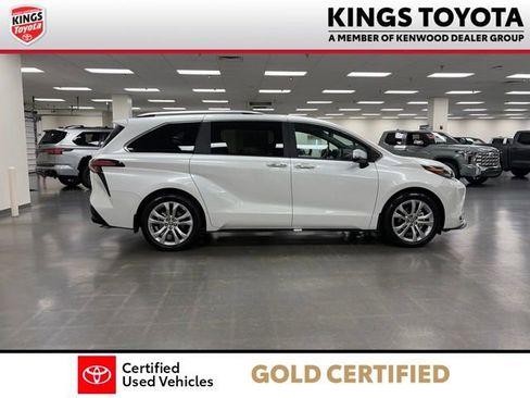 Certified 2024 Toyota Sienna Platinum FWD image 9