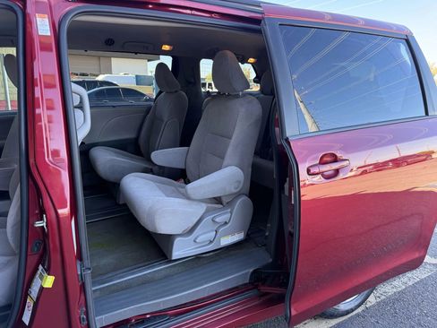 Used 2018 Toyota Sienna LE image 19