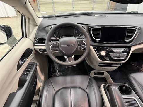 Used 2024 Chrysler Pacifica Select image 16