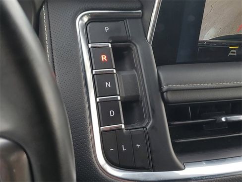 Used 2024 Chevrolet Suburban Premier image 34