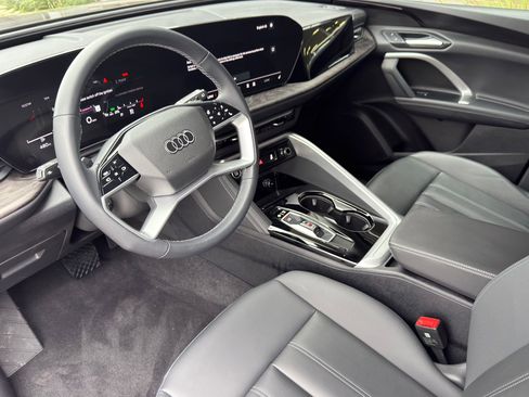 Certified 2025 Audi Q5 Premium w/ Convenience Package AWD/4WD image 11