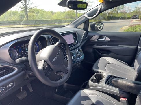 Used 2023 Chrysler Pacifica Touring-L w/ S Appearance Package image 20