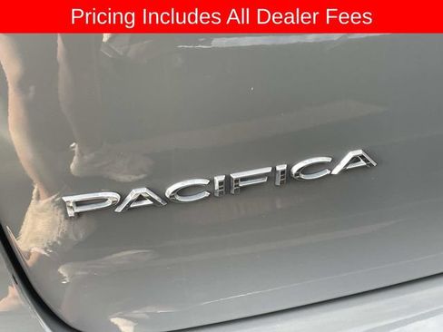 Used 2025 Chrysler Pacifica Select FWD image 5