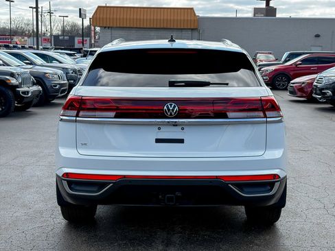 Used 2025 Volkswagen Atlas Cross Sport SE w/ Panoramic Sunroof Package FWD image 8