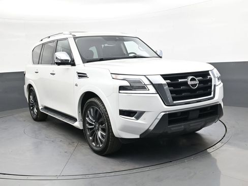 Used 2022 Nissan Armada Platinum w/ Captain's Chairs Package RWD image 2