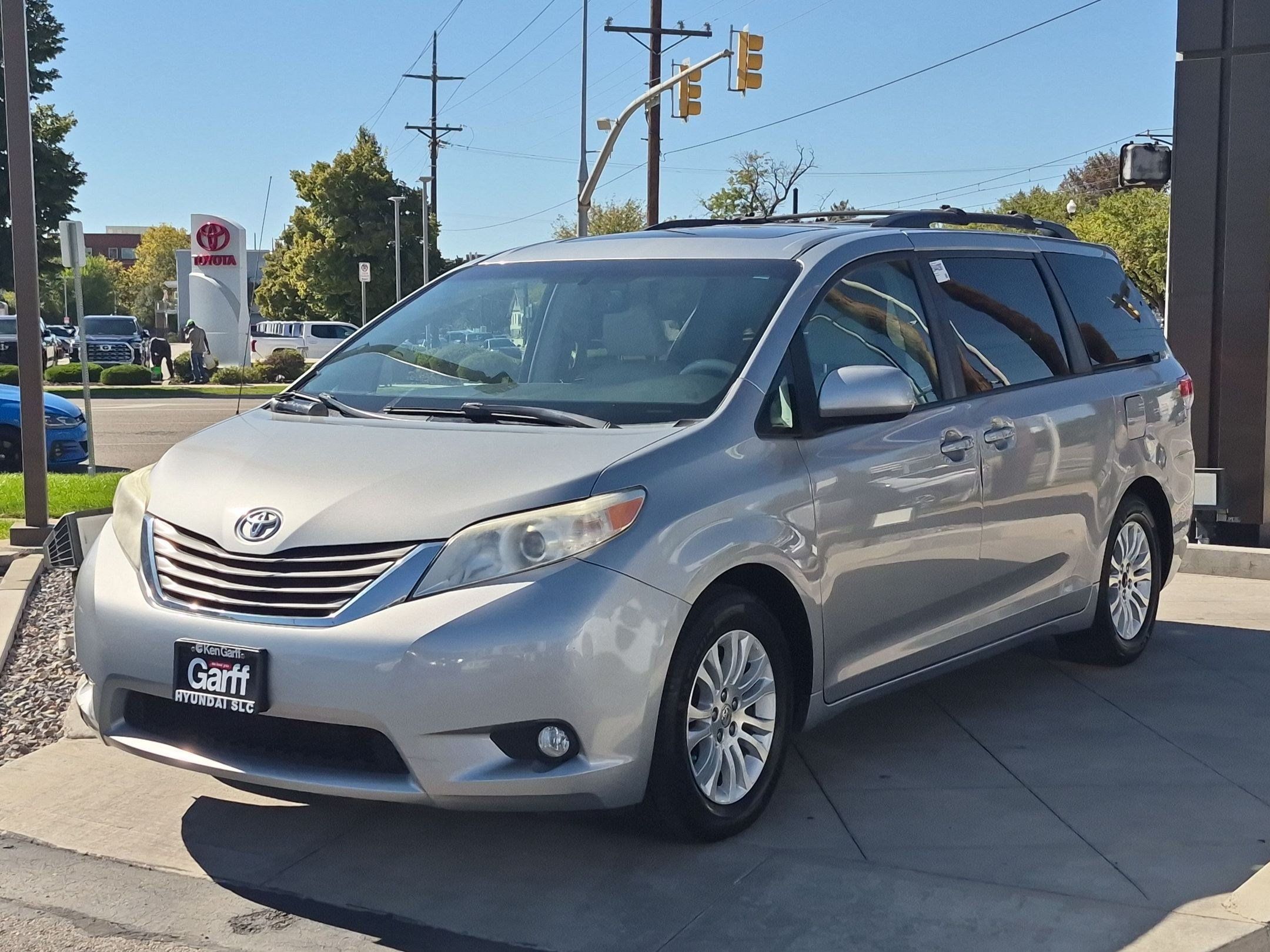 Used 2014 Toyota Sienna XLE FWD image 9