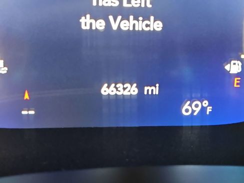 Used 2023 Chrysler Pacifica Touring-L FWD image 22