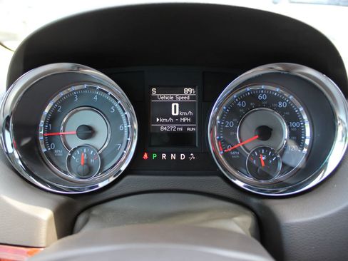 Used 2016 Chrysler Town & Country Touring w/ Driver Convenience Group image 13