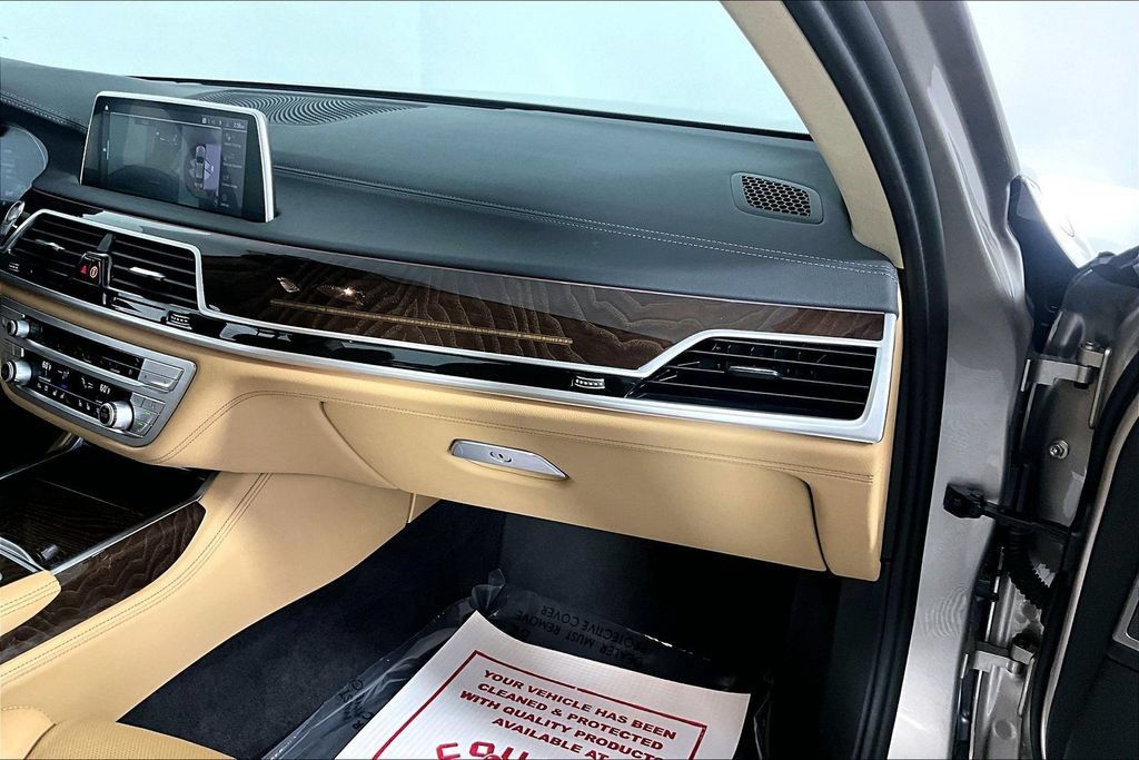 Used 2022 BMW 750i xDrive AWD/4WD image 16