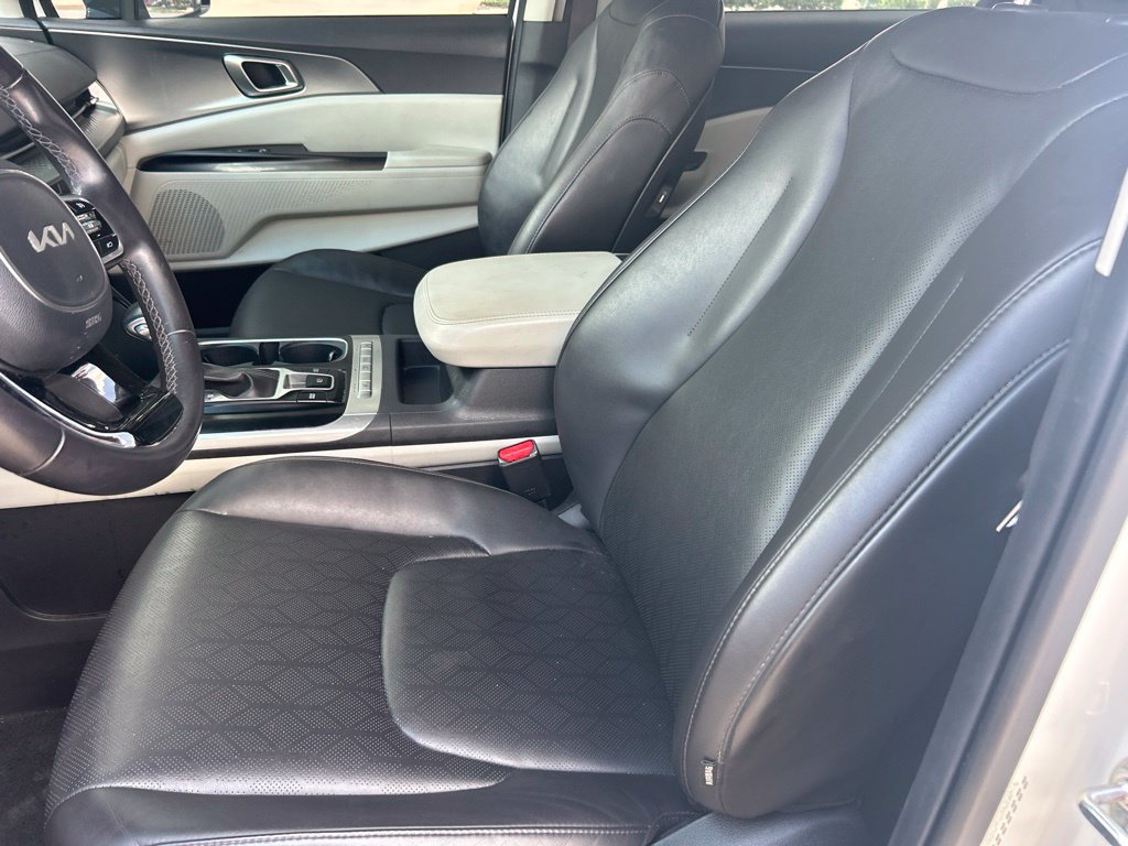 Used 2024 Kia Carnival LX FWD image 17