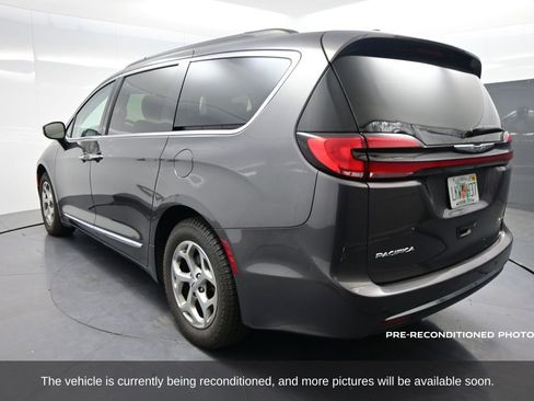 Used 2023 Chrysler Pacifica Limited image 5