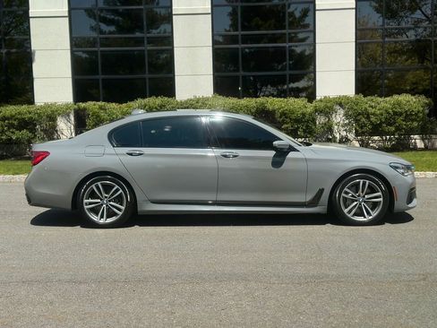 Used 2019 BMW 750i xDrive w/ Executive Package AWD/4WD image 9