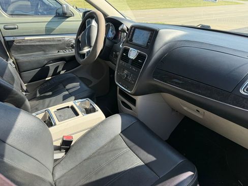 Used 2016 Chrysler Town & Country Touring image 5