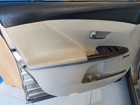 Used 2011 Toyota Venza w/ Premium Pkg #2 FWD image 14