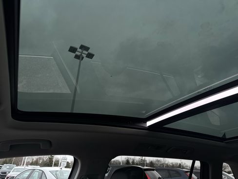 Certified 2022 Volkswagen Tiguan SE image 19