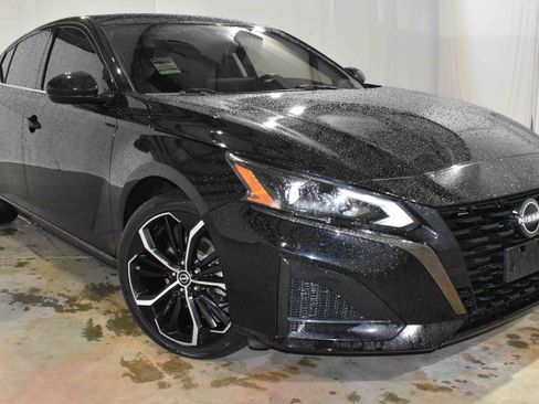 Used 2023 Nissan Altima 2.5 SR w/ SR Premium Package image 3